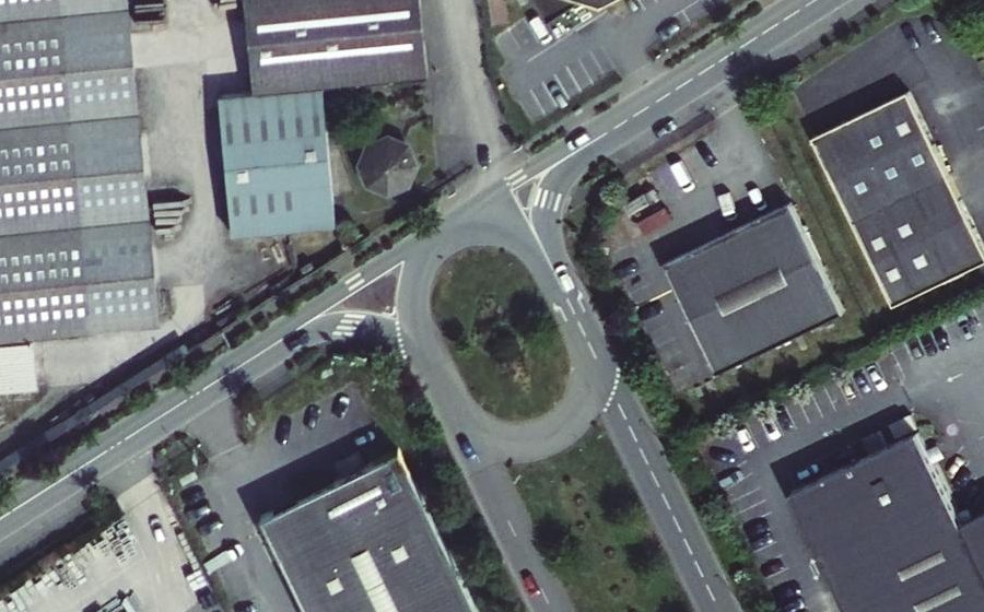 Vue aérienne du Rond-point anonyme n°192504432