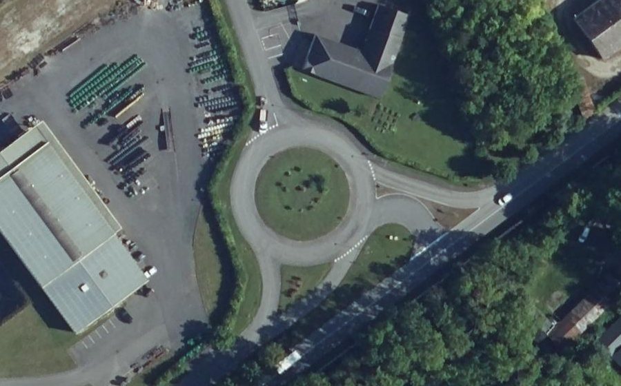 Vue aérienne du Rond-point anonyme n°192514725