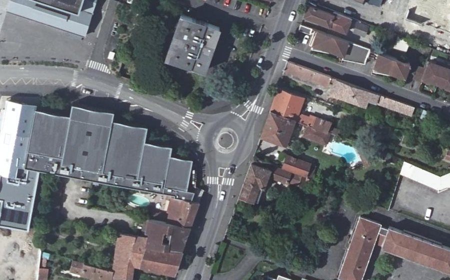 Vue aérienne du Rond-point anonyme n°192524770