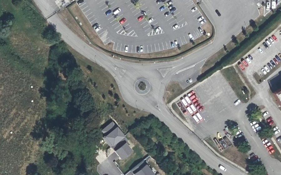 Vue aérienne du Rond-point anonyme n°192537679