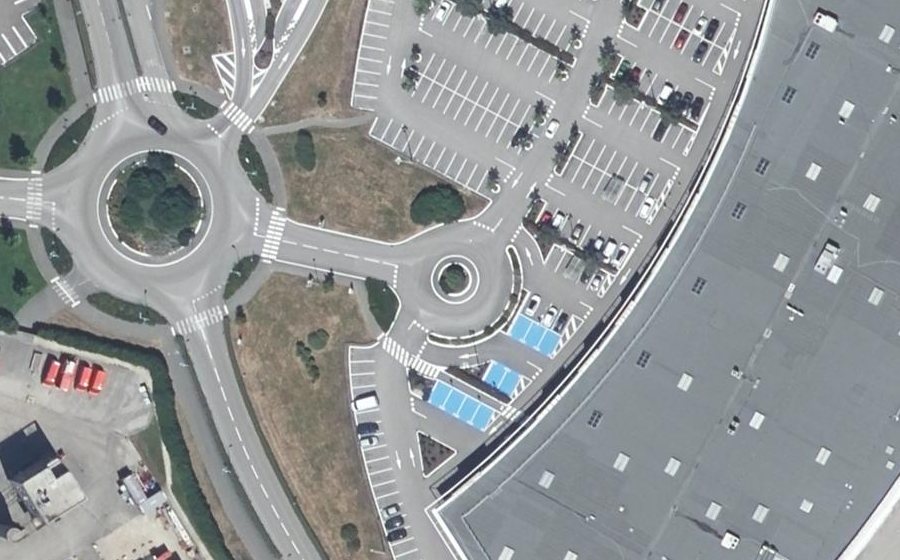 Vue aérienne du Rond-point anonyme n°192537681
