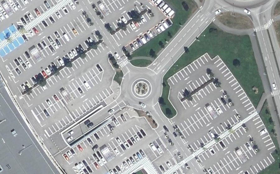 Vue aérienne du Rond-point anonyme n°192537695
