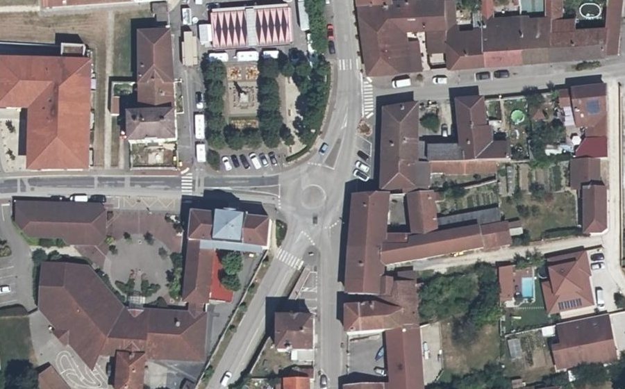 Vue aérienne du Rond-point anonyme n°192547815