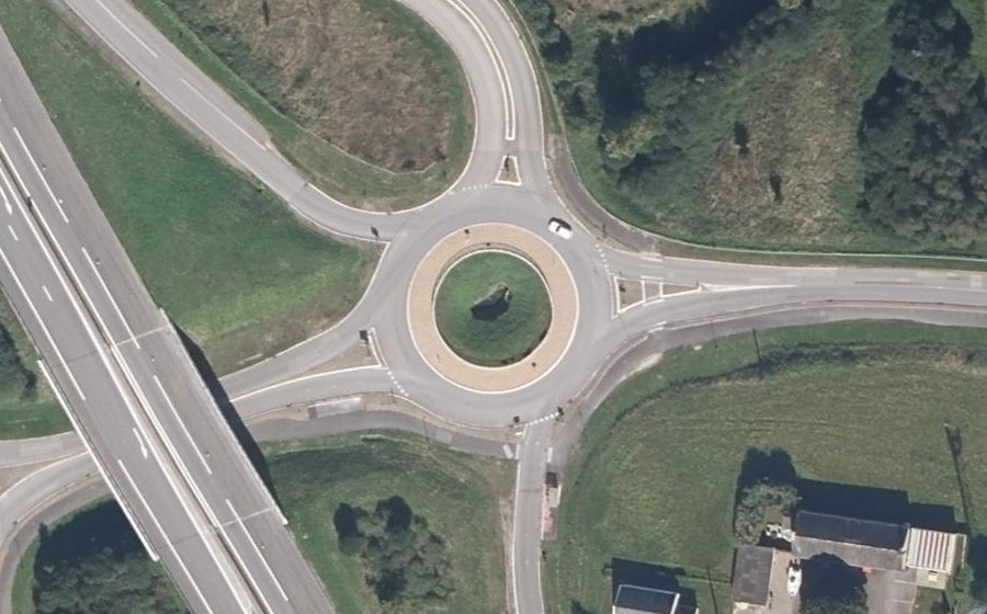 Vue aérienne du Rond-point anonyme n°192552286