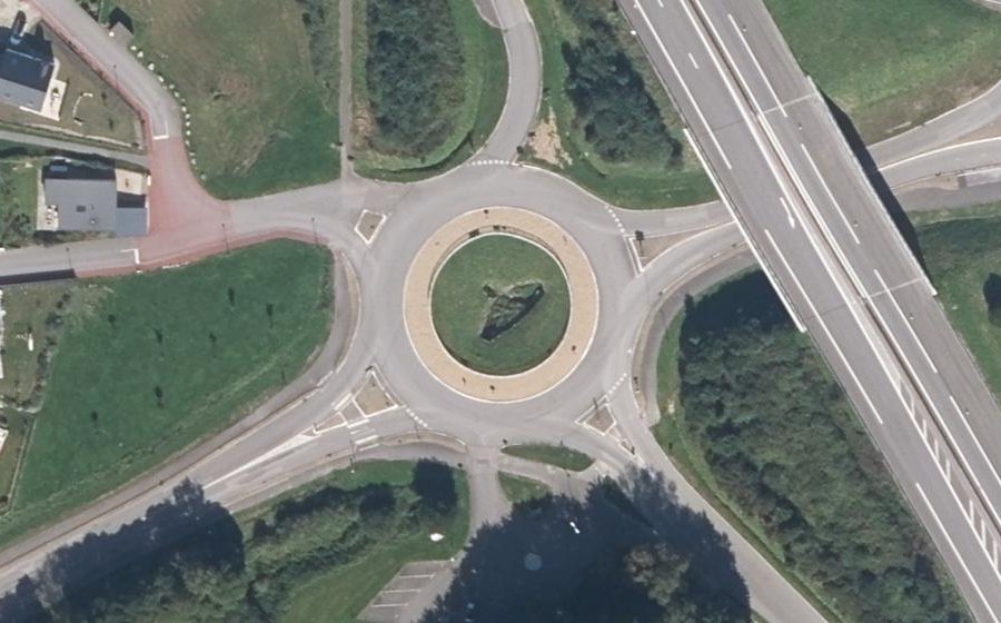Vue aérienne du Rond-point anonyme n°192552287