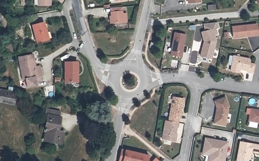Vue aérienne du Rond-point anonyme n°192552829