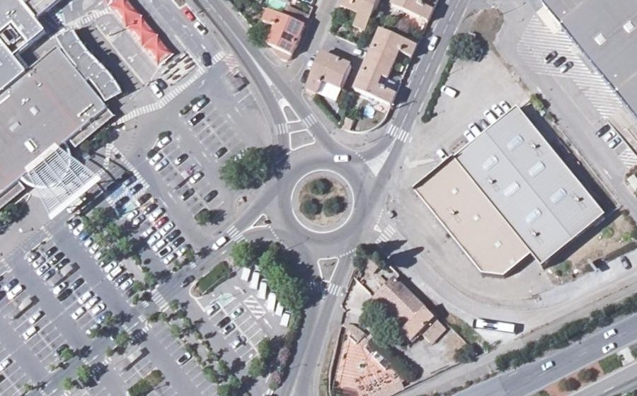 Vue aérienne du Rond-point anonyme n°192596244