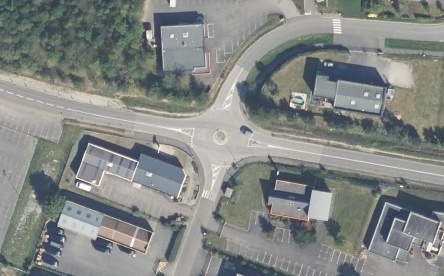 Vue aérienne du Rond-point anonyme n°192604815