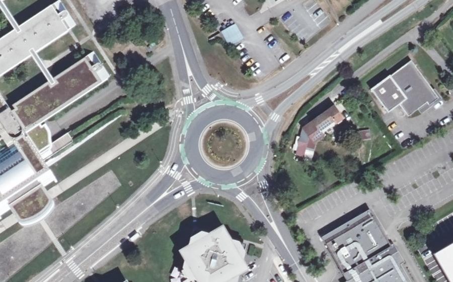 Vue aérienne du Rond-point anonyme n°192614146