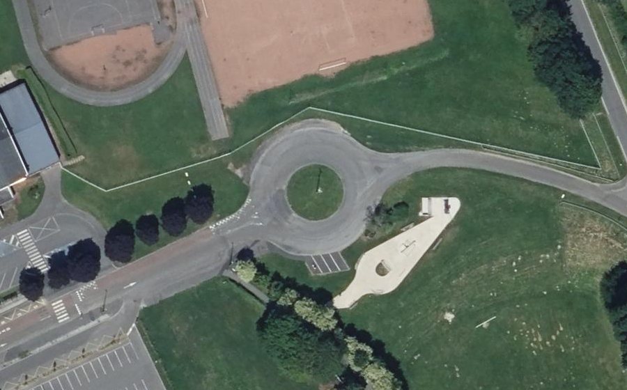 Vue aérienne du Rond-point anonyme n°192650897