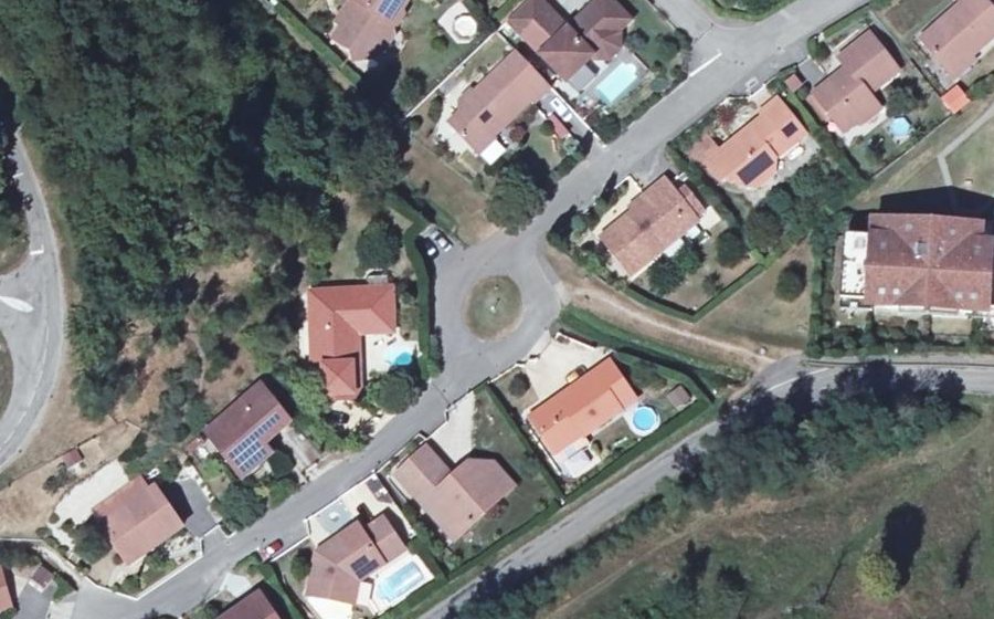 Vue aérienne du Rond-point anonyme n°192668798