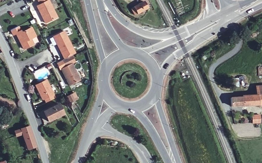 Vue aérienne du Rond-point anonyme n°192681946