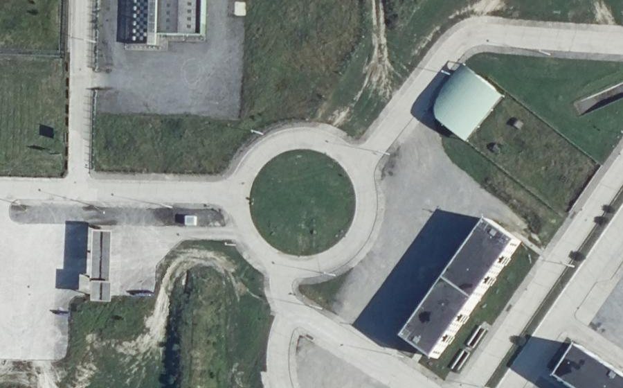 Vue aérienne du Rond-point anonyme n°192718493