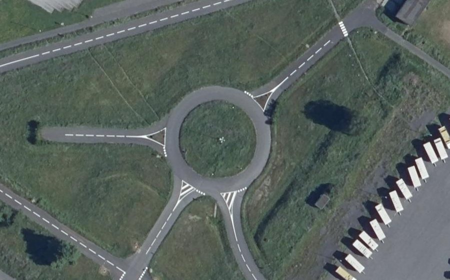 Vue aérienne du Rond-point anonyme n°192718635
