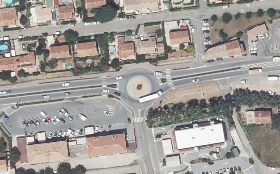 Vue aérienne du Rond-point anonyme n°192762131