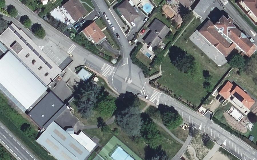 Vue aérienne du Rond-point anonyme n°192773746