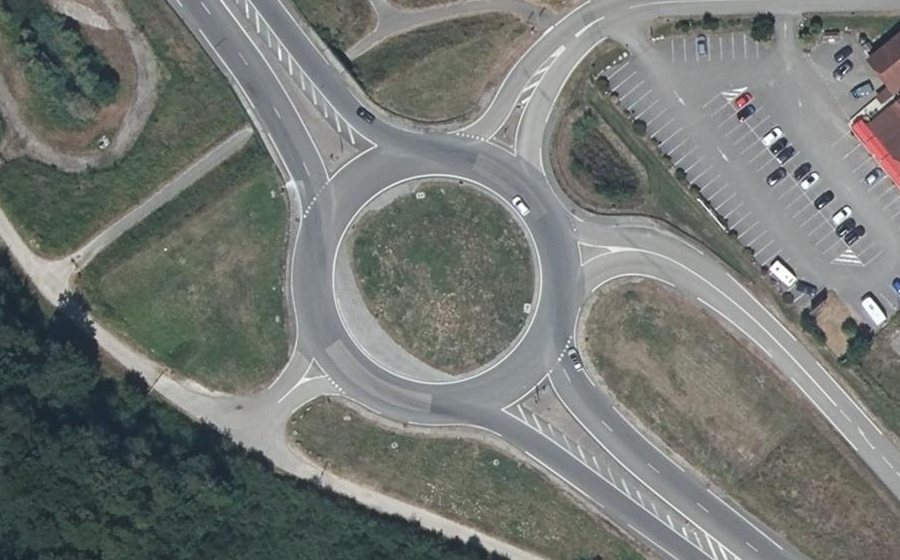 Vue aérienne du Rond-point anonyme n°192890559