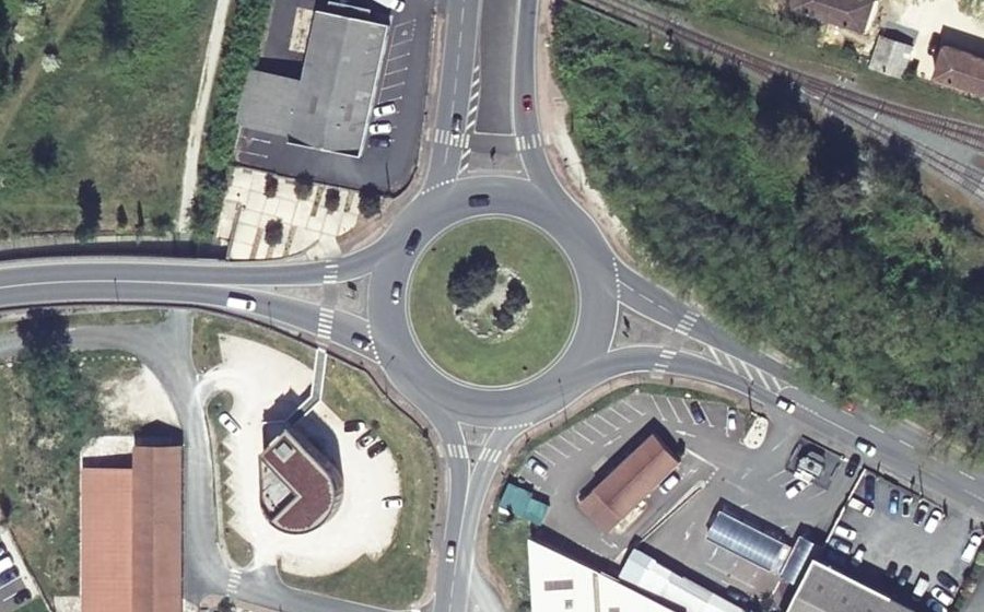 Vue aérienne du Rond-point anonyme n°192909493