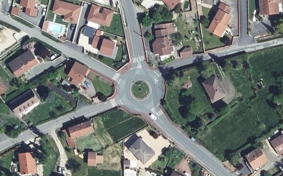 Vue aérienne du Rond-point anonyme n°192980125
