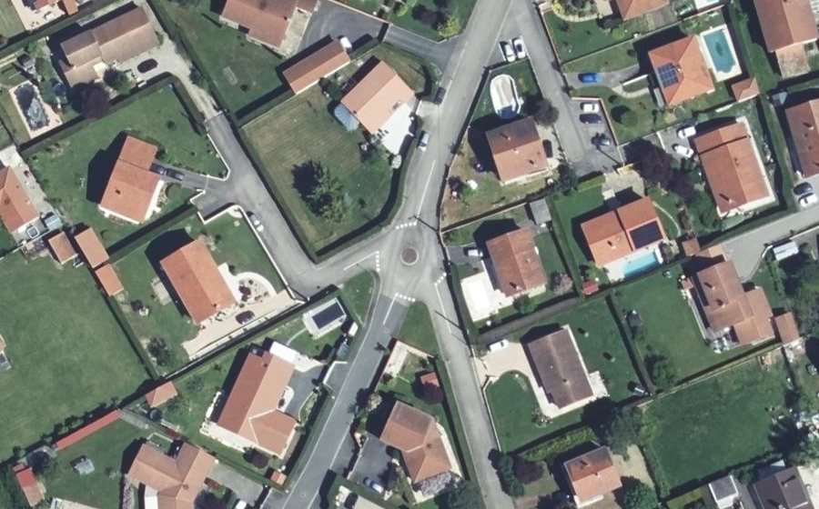 Vue aérienne du Rond-point anonyme n°192981413