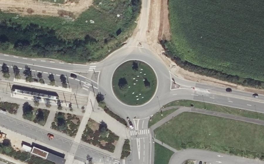 Vue aérienne du Rond-point anonyme n°193079215