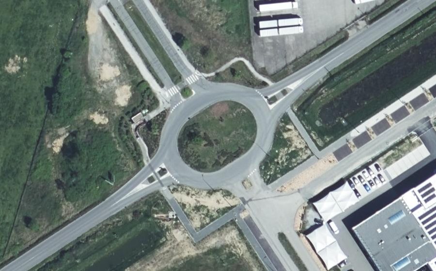 Vue aérienne du Rond-point anonyme n°193085542