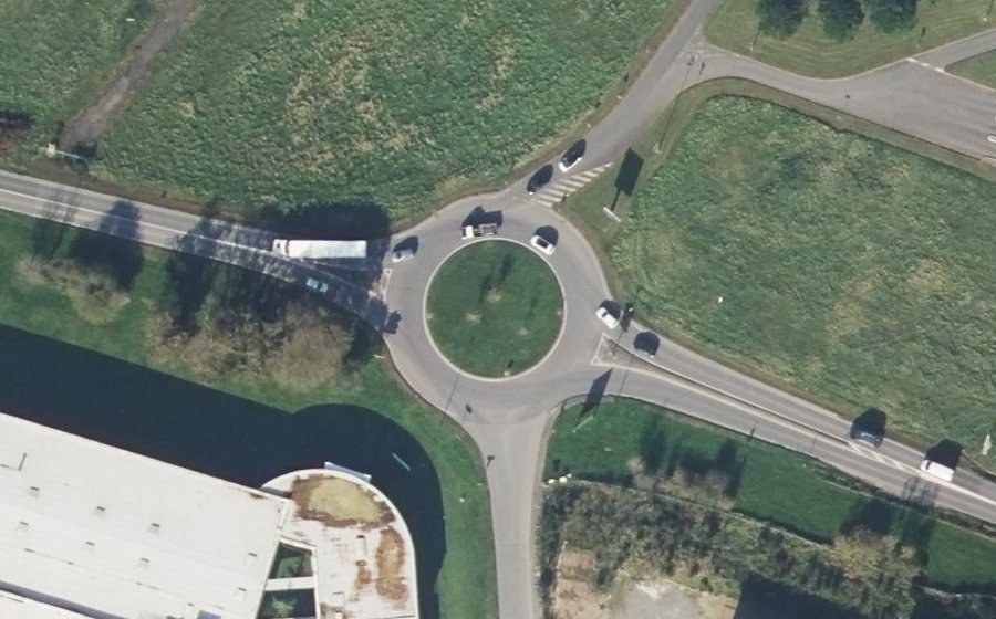 Vue aérienne du Rond-point anonyme n°193092599