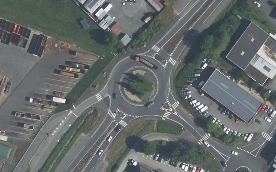 Vue aérienne du Rond-point anonyme n°193124448