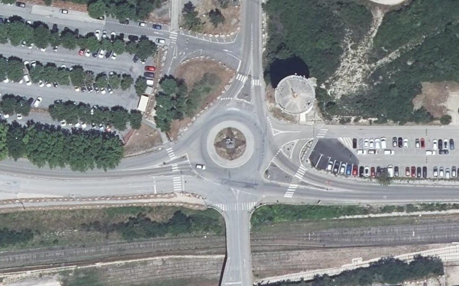 Vue aérienne du Rond-point anonyme n°193130615