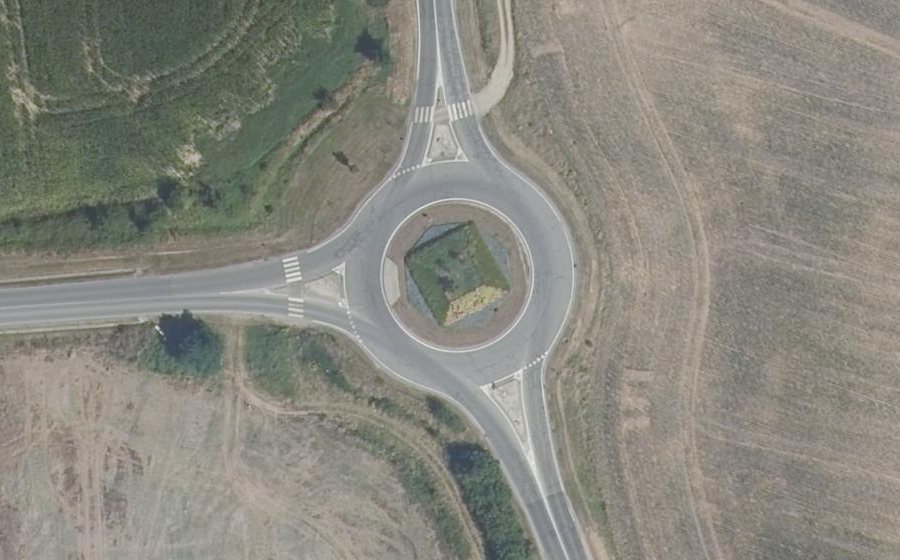 Vue aérienne du Rond-point anonyme n°193157608