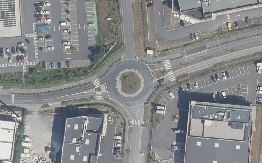 Vue aérienne du Rond-point anonyme n°193157621