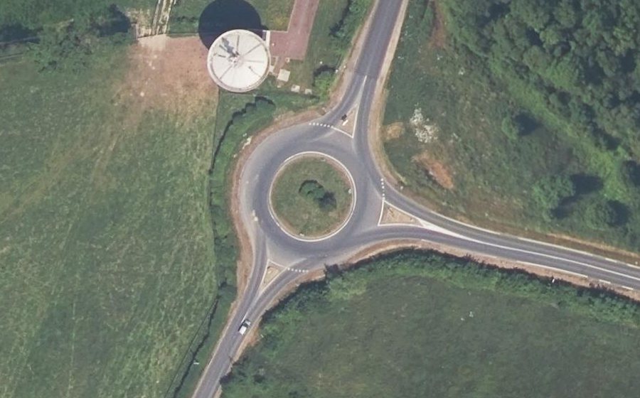 Vue aérienne du Rond-point anonyme n°193186171