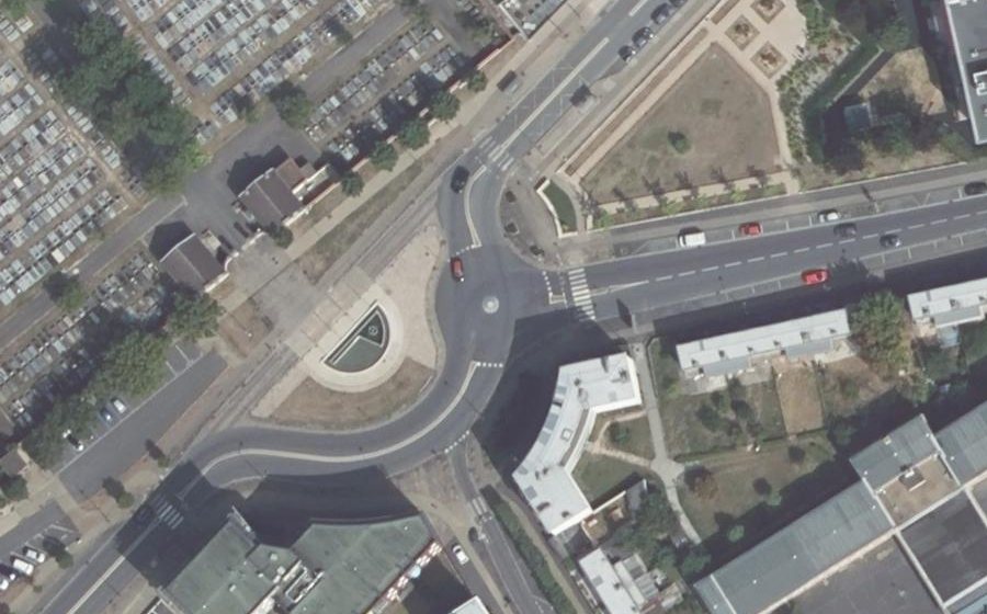 Vue aérienne du Rond-point anonyme n°193228594