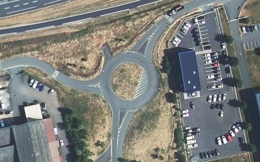 Vue aérienne du Rond-point anonyme n°193287290