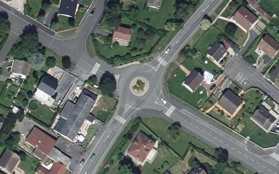 Vue aérienne du Rond-point anonyme n°193288754