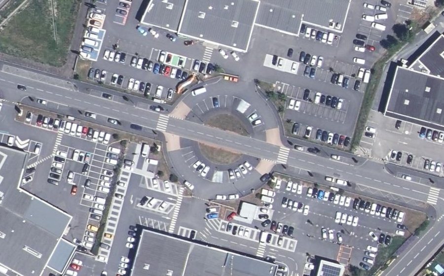 Vue aérienne du Rond-point anonyme n°193296434