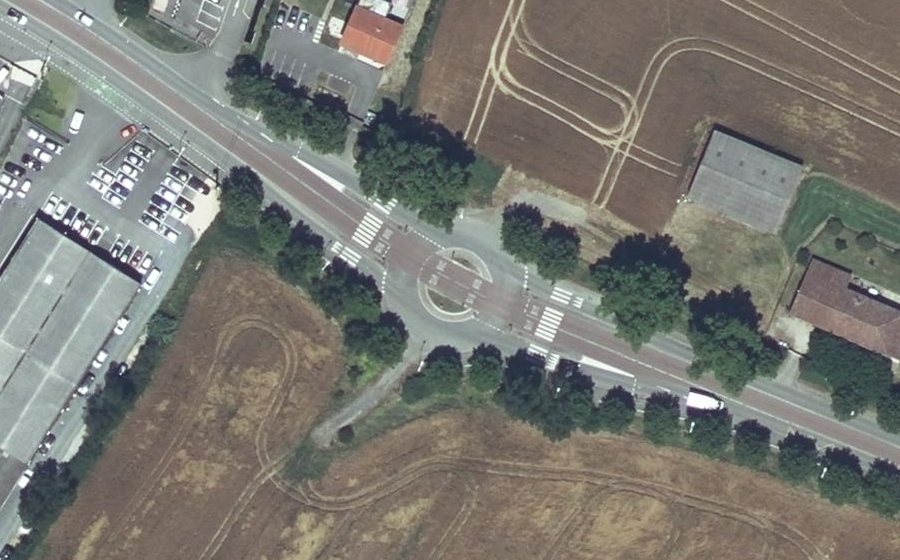 Vue aérienne du Rond-point anonyme n°193336554