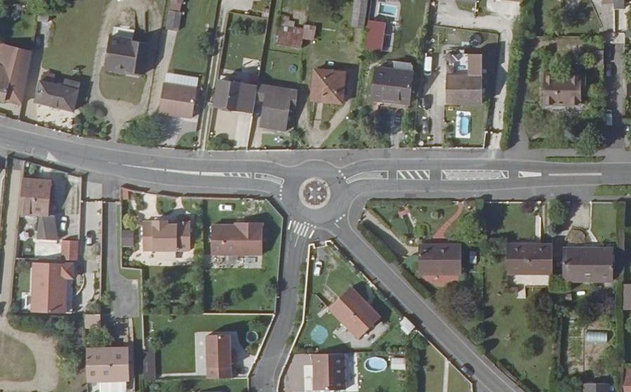 Vue aérienne du Rond-point anonyme n°193345451