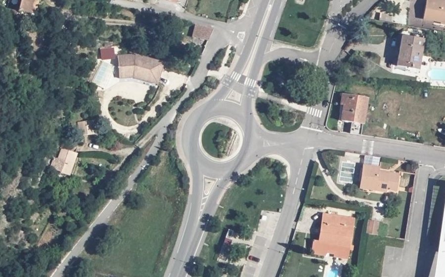 Vue aérienne du Rond-point anonyme n°193358913