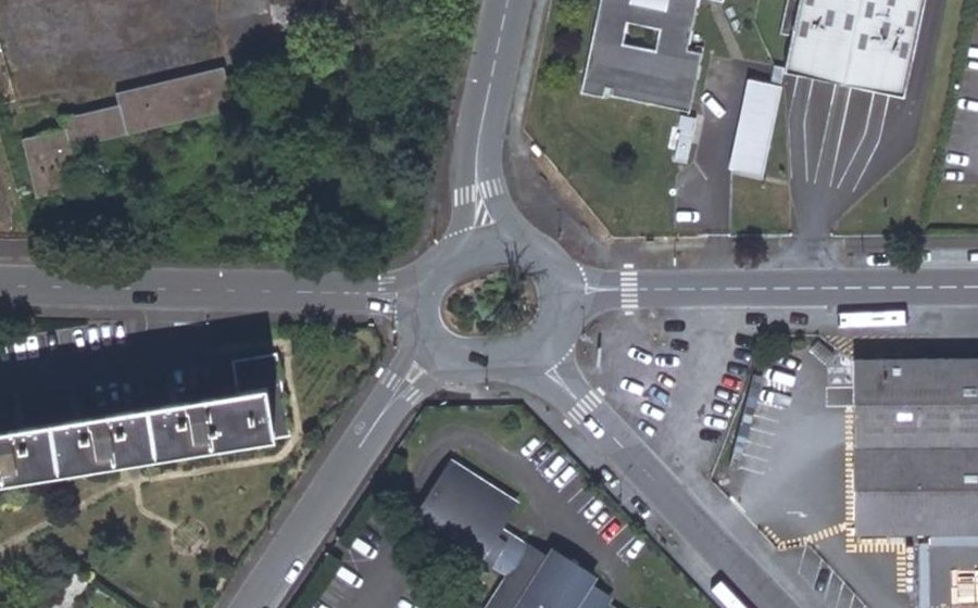 Vue aérienne du Rond-point anonyme n°193446311
