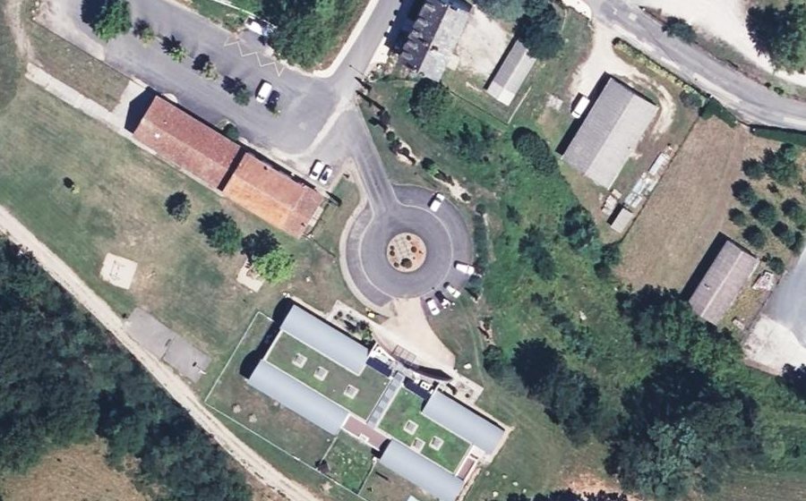 Vue aérienne du Rond-point anonyme n°193470426