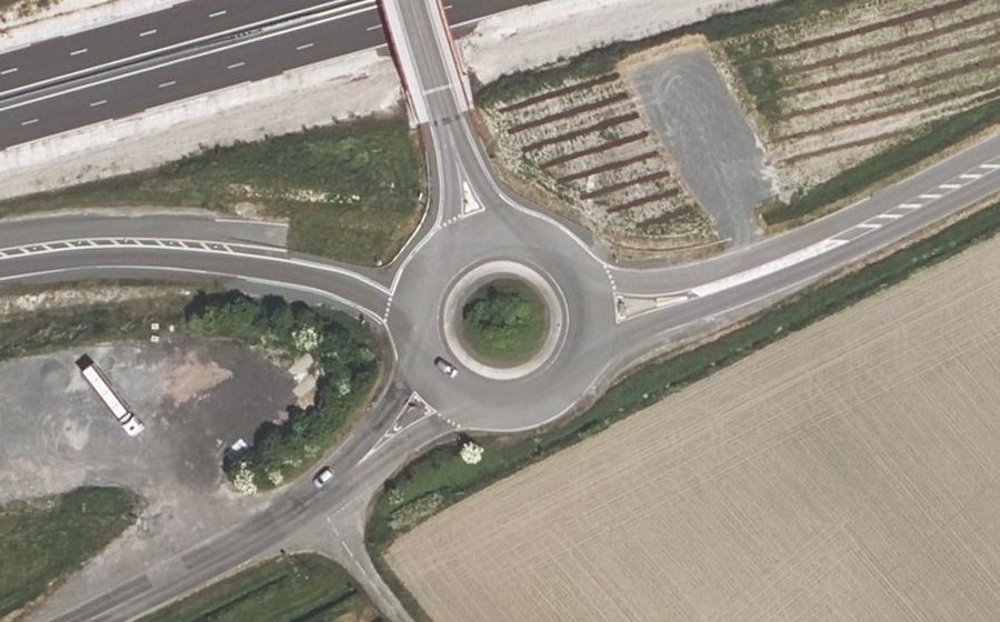 Vue aérienne du Rond-point anonyme n°193474345