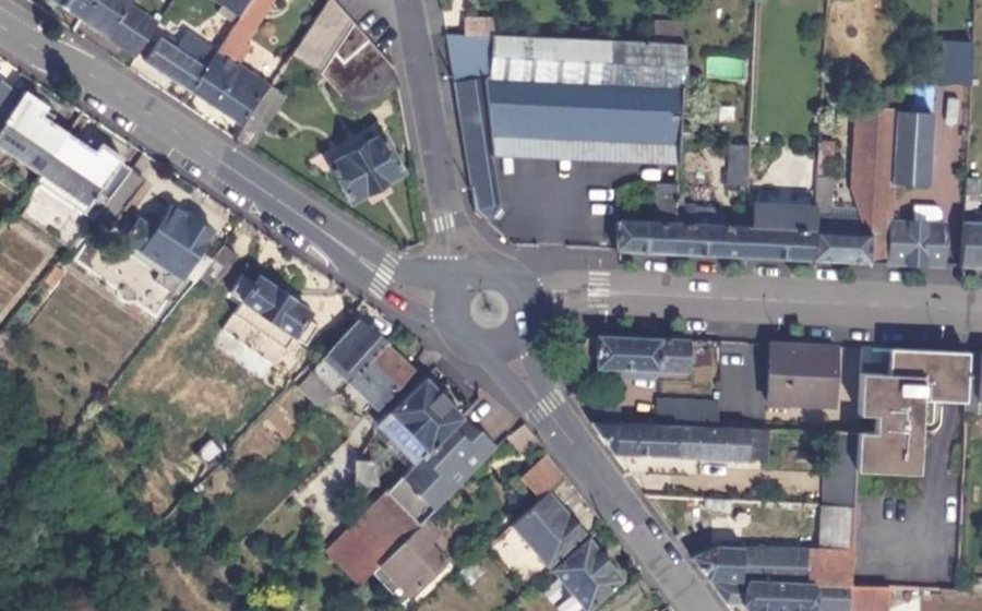 Vue aérienne du Rond-point anonyme n°193474347