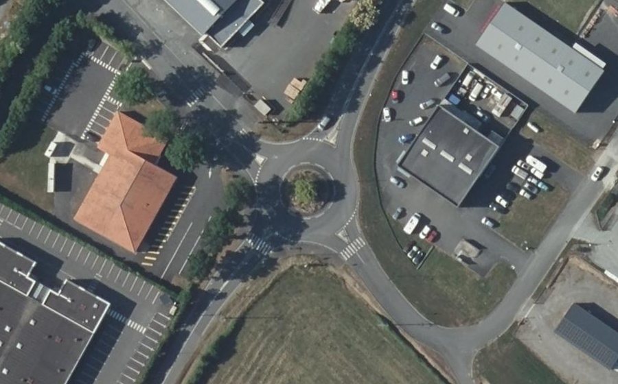Vue aérienne du Rond-point anonyme n°193474349