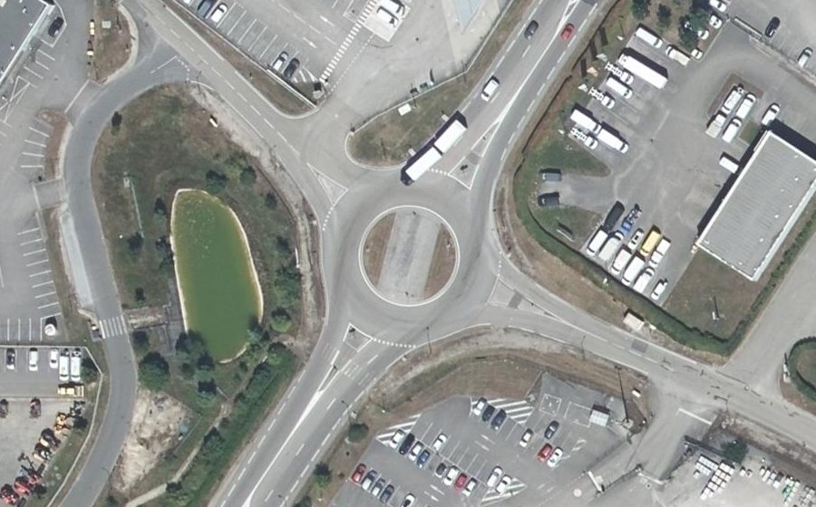 Vue aérienne du Rond-point anonyme n°193482894