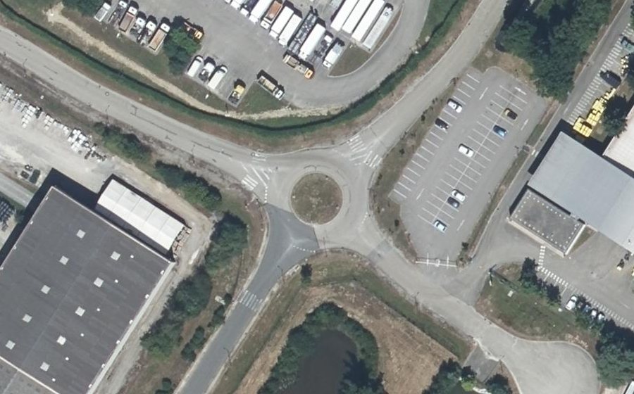 Vue aérienne du Rond-point anonyme n°193482897