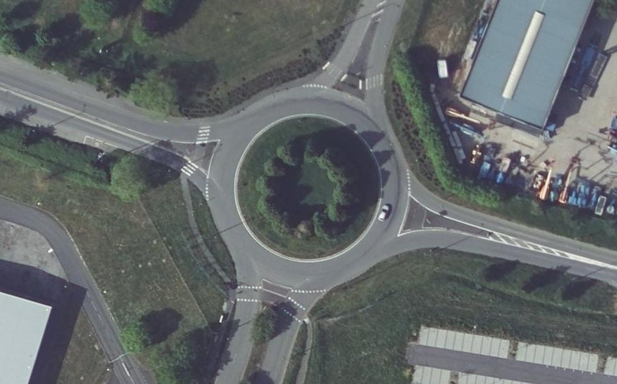 Vue aérienne du Rond-point anonyme n°193563371