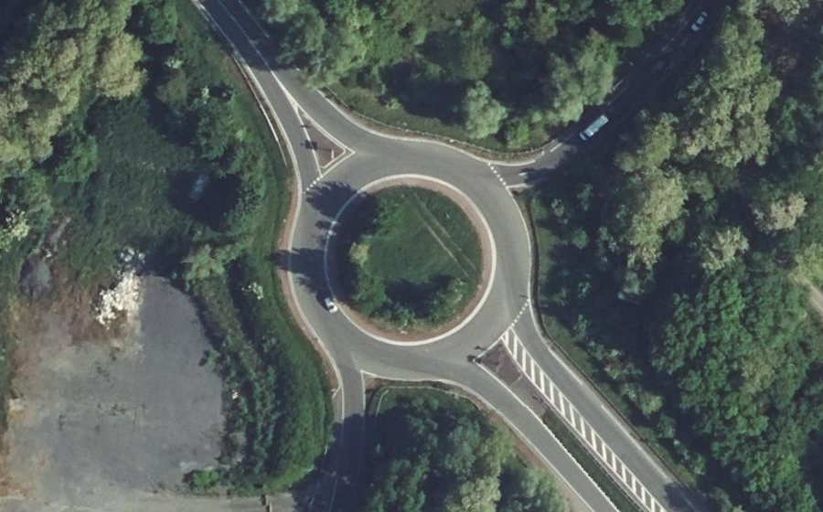 Vue aérienne du Rond-point anonyme n°193563957