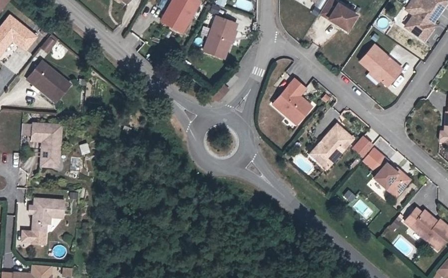 Vue aérienne du Rond-point anonyme n°193567242
