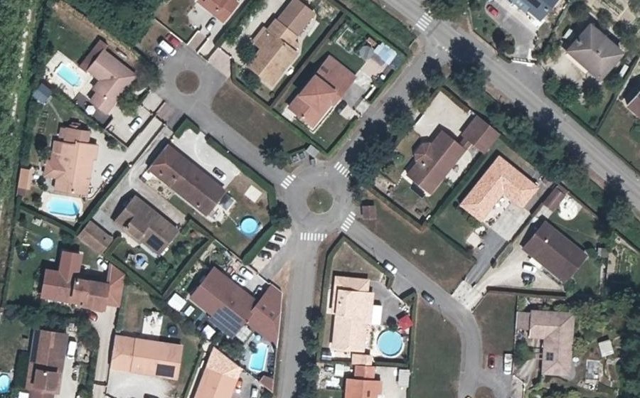 Vue aérienne du Rond-point anonyme n°193567670